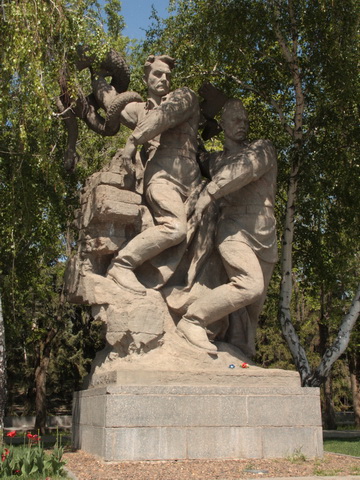 kurgan (43).JPG - Skulptur am "Platz der Helden". Diese Figur ist sinnbildhaft zu verstehen: Zwei sowjetische Soldaten werfen die Reste eines zerschlagenen Hakenkreuzes und eine halbtote Schlange, das Symbol des Faschismus, in die Wolga.